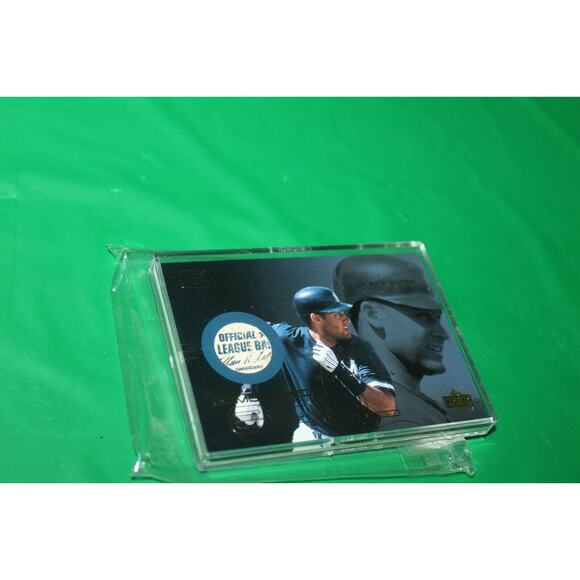 Upper Deck Derek Jeter #2 Game Used Ball Piece Card In Case Gold Rpl B-Dj 2000 - Picture 3 of 9